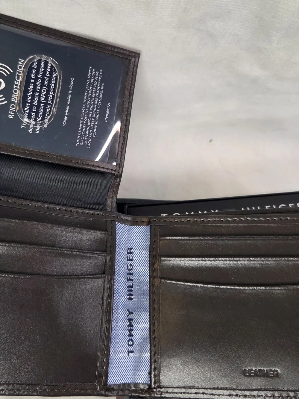 Tommy Hilfiger Men's Black Leather RFID Bi-Fold Wallet